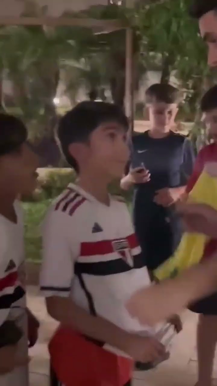 SERÁ QUE VEM AÍ?? O Oscar postou um vídeo dele autografando camisetas de mini são-paulinos #shorts
