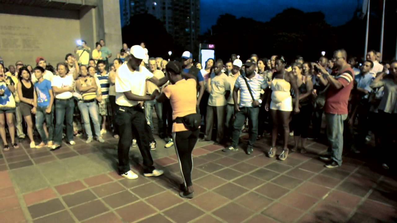 Bailadores callejeros del Cali Pachanguero.