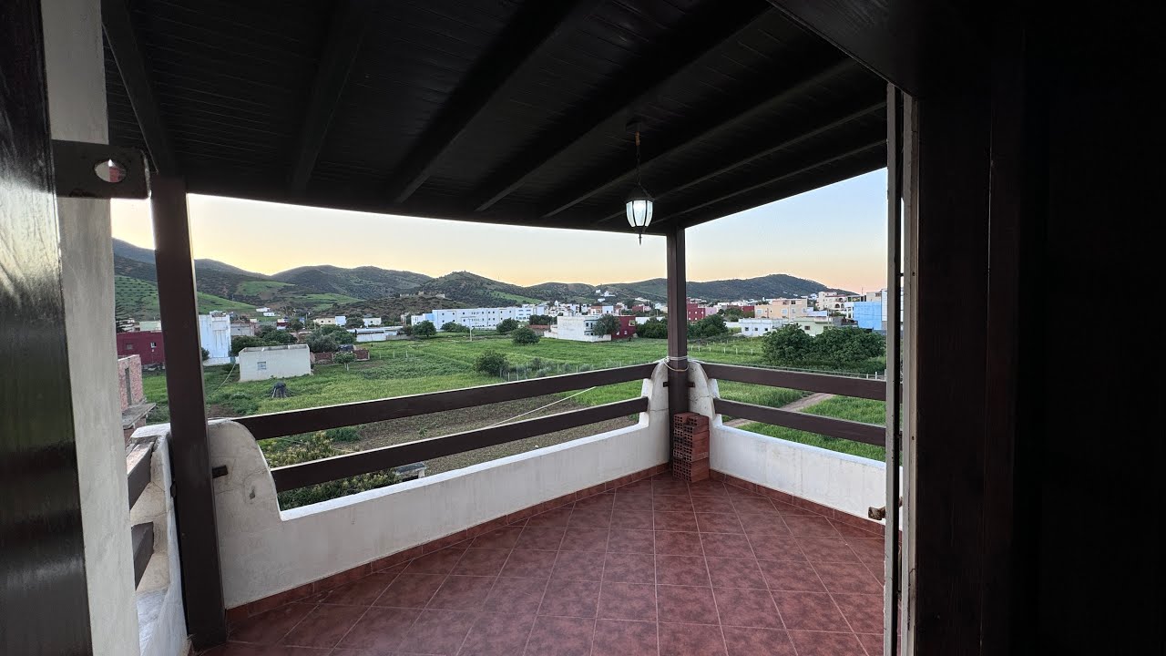 دار بثمن همزة لا تعوض معها باركي وحديقة وسط الطبيعة والبحر 0776548815