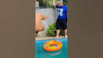 2B GAMER ON SUMMINGPOOL