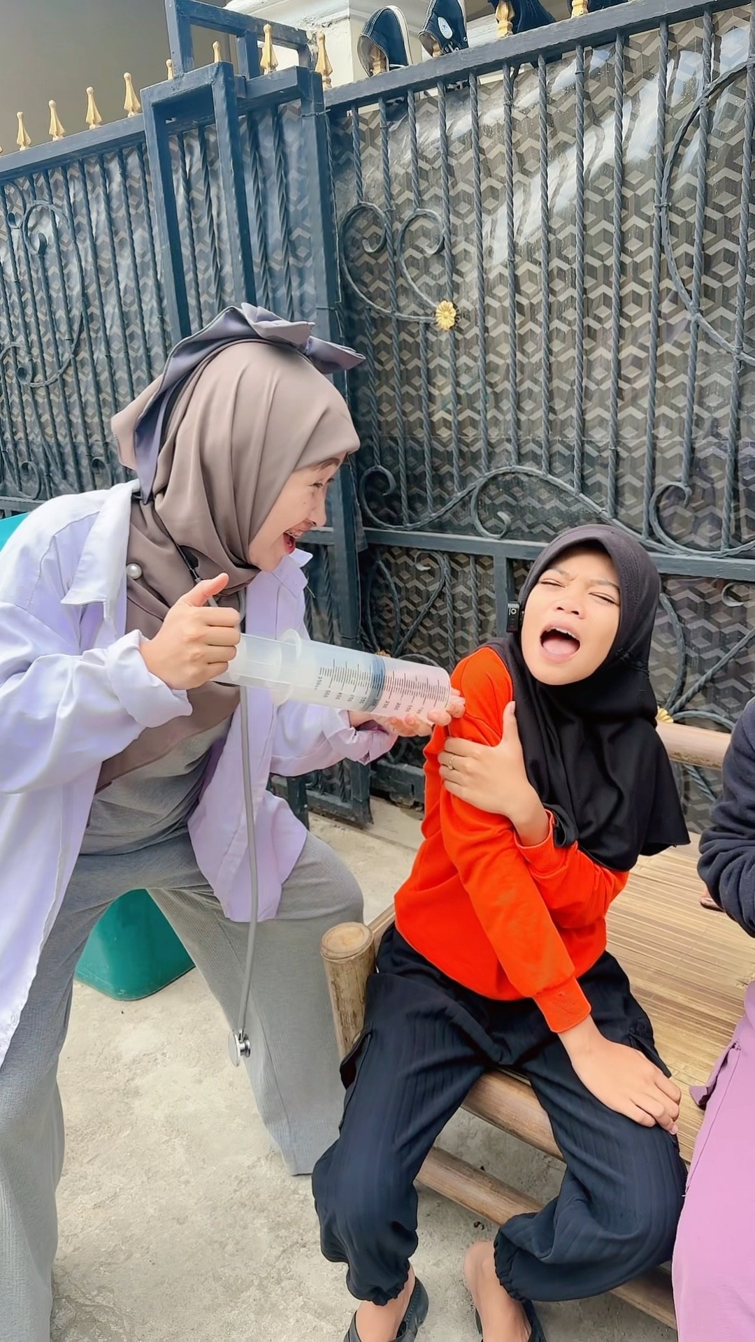 CUMA AINUN YANG GA DAPET BISKUITNYA ?