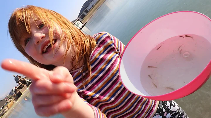 Adley and her FiSH FRiENDS!!  another day living a...