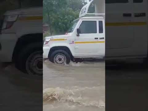 Greater Noida में बारिश से जलभराव! सड़कें बनीं तालाब, ट्रैफिक हुआ बेहाल...