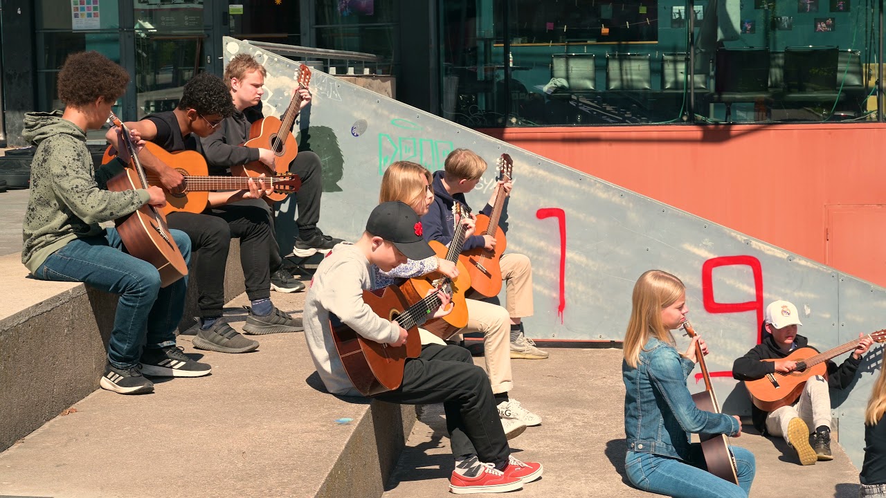 The Last of Us theme - Guitar orchestra Kitarasankarit