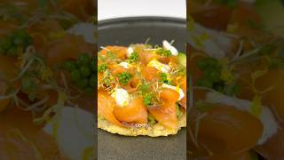 RÖSTI DE PATATA CON SALMÓN AHUMADO CASERO, CRÈME FRAÎCHE, PERLAS DE WASABI Y BROTES #receta #shorts