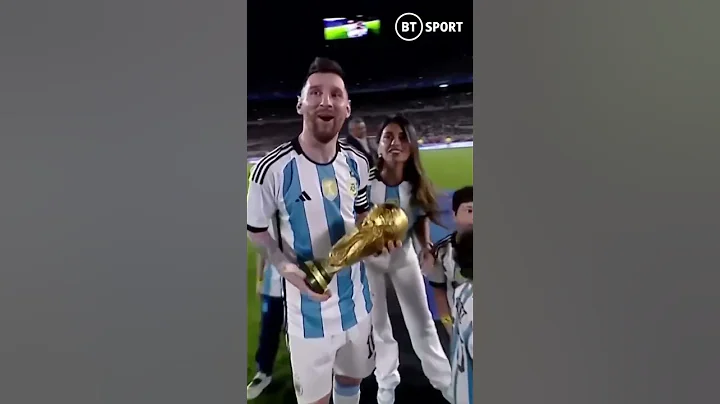 Lionel Messi shows off the World Cup to Argentina’s fans! 🏆 - DayDayNews