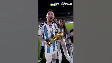 Lionel Messi shows off the World Cup to Argentina’s fans! 🏆