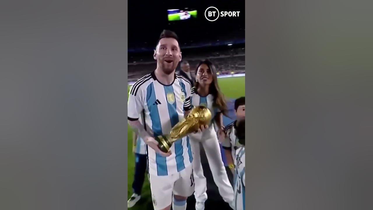 Lionel Messi shows off the World Cup to Argentina’s fans! 🏆
