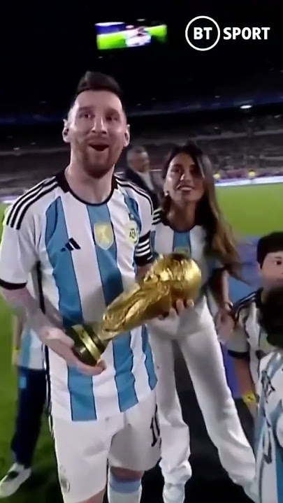 Lionel Messi shows off the World Cup to Argentina’s fans! 🏆