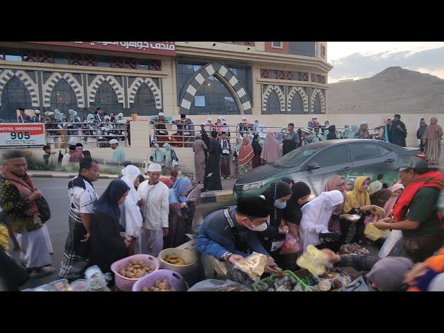 INI YG LAGI RAME DI MAKKAH JAMAAH HAJI PAGI2 KELUAR DARI HOTEL!! BERBURU MAKANAN 🇮🇩 DI PASAR DADAKAN class=