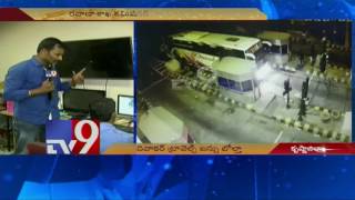 Diwakar Travels Bus mishap : CC TV visuals of Bus @ Keesara Toll Plaza - TV9 screenshot 2