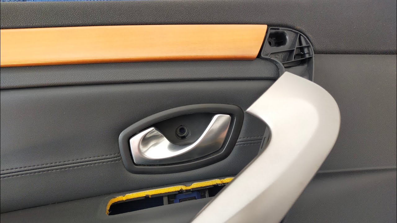 Budowa boczka drzwi przednich w Renault Laguna III