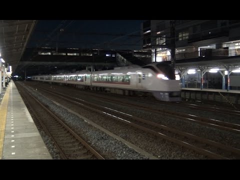 馬橋駅前を高速で通過する上野東京ライン常磐線下り特急ひたち