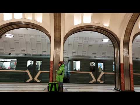 Video: Tako Se Vozijo S Podzemno železnico: On Sedi, Ona Stoji. Generacija Nagona Smrti