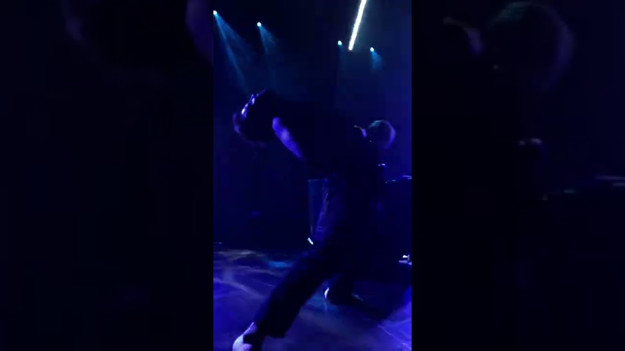 Leon dancing to Treibeis live @wabeberlin 