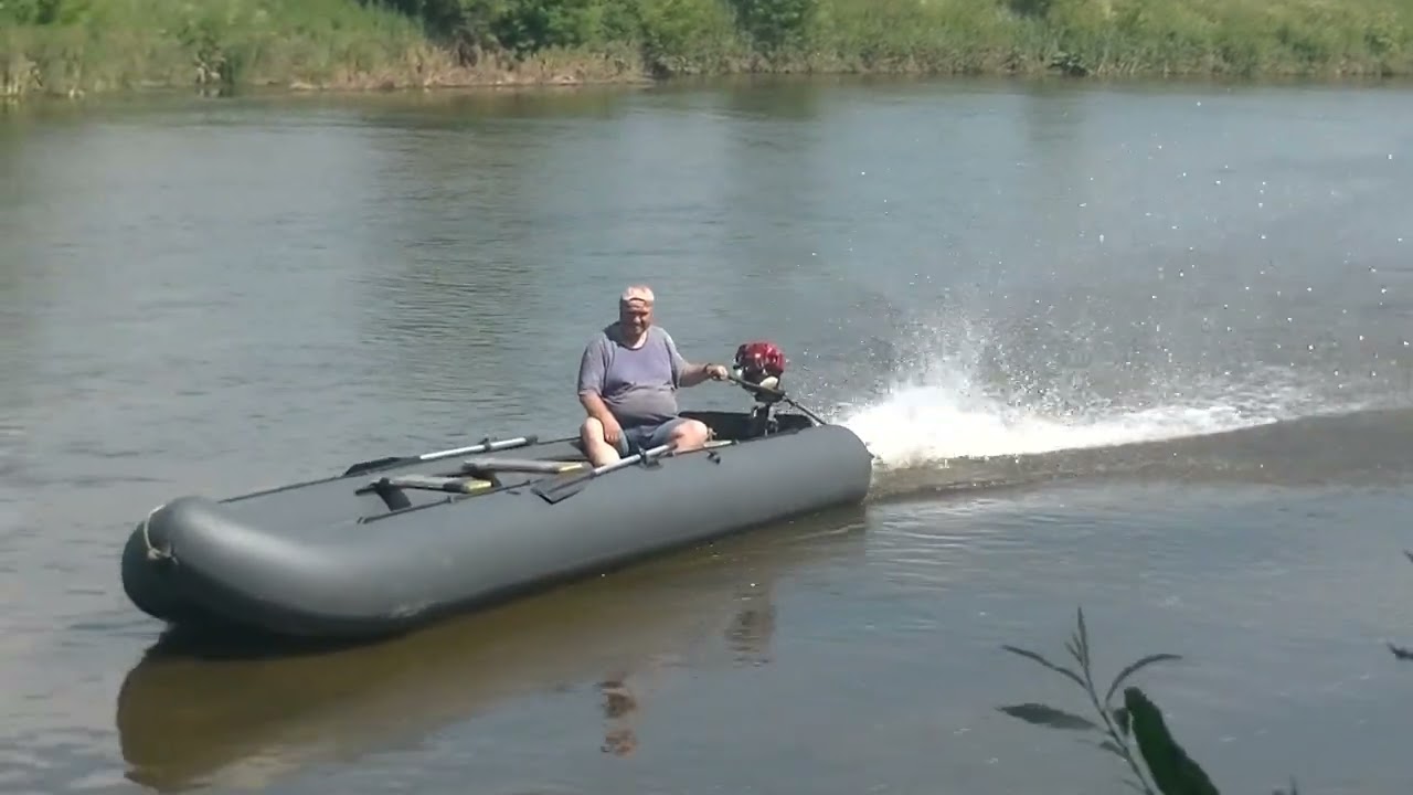 Маленький моторчик на 6 метровой лодке