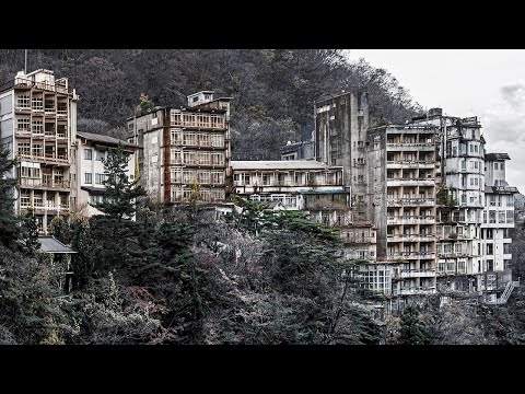 😱What happened to this village? 🇯🇵Japan's Largest ABANDONED Hot Spring Town♨️