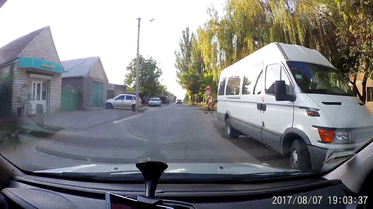Велосипедист въехал в машину