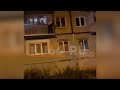Мужик со спущенными штанами завис на балконе. Real video