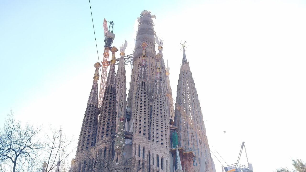 Водрузили главный крест на Саграду Фамилию. 