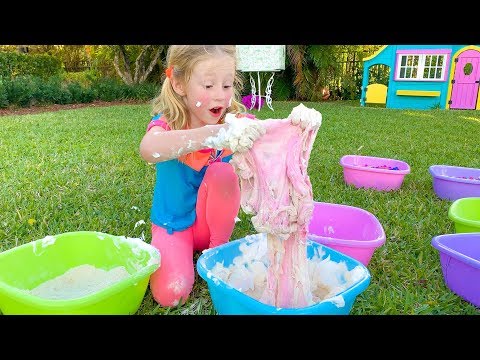 Настя и папа играют на улице