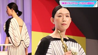 江口のりこ、大胆ドレスで美背中を披露