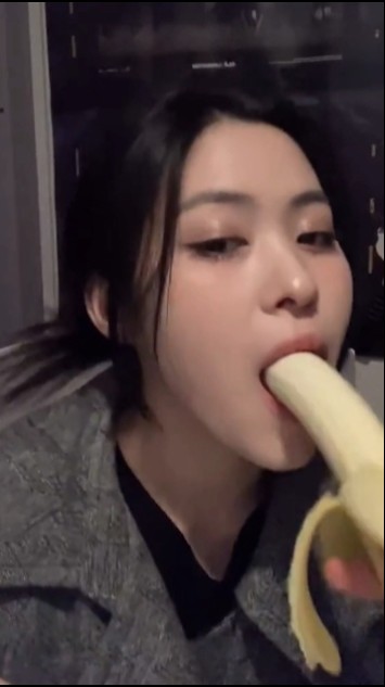 Ryujin eat banana so cute #kpop #itzy #shortvideo #shortviral #shortviral #shorts #short #reels