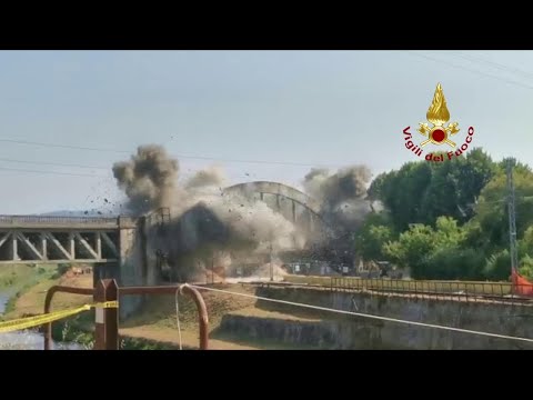 Con un'esplosione demolito il ponte sulla linea ferroviaria Pisa-Lucca