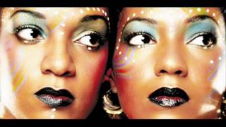 Video thumbnail of "Les Nubians - J'Veux d'la musique"