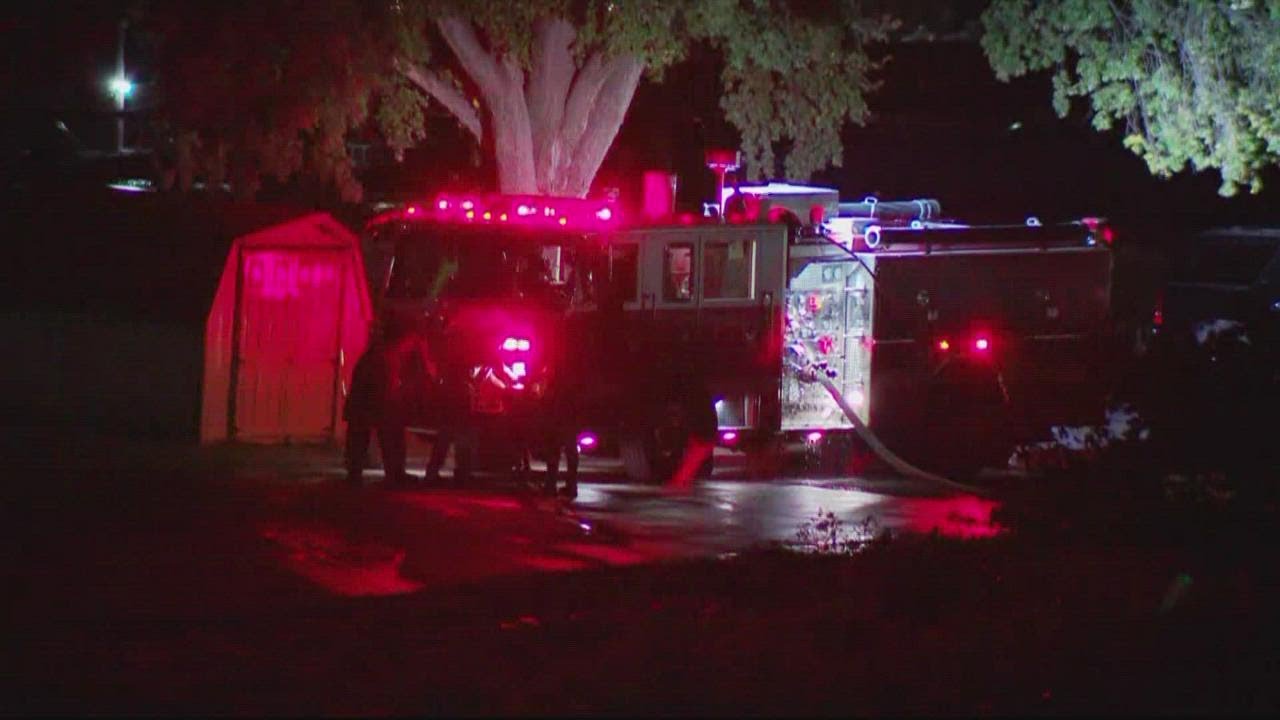 DC firefighters battle large brush fire at Anacostia Park - YouTube