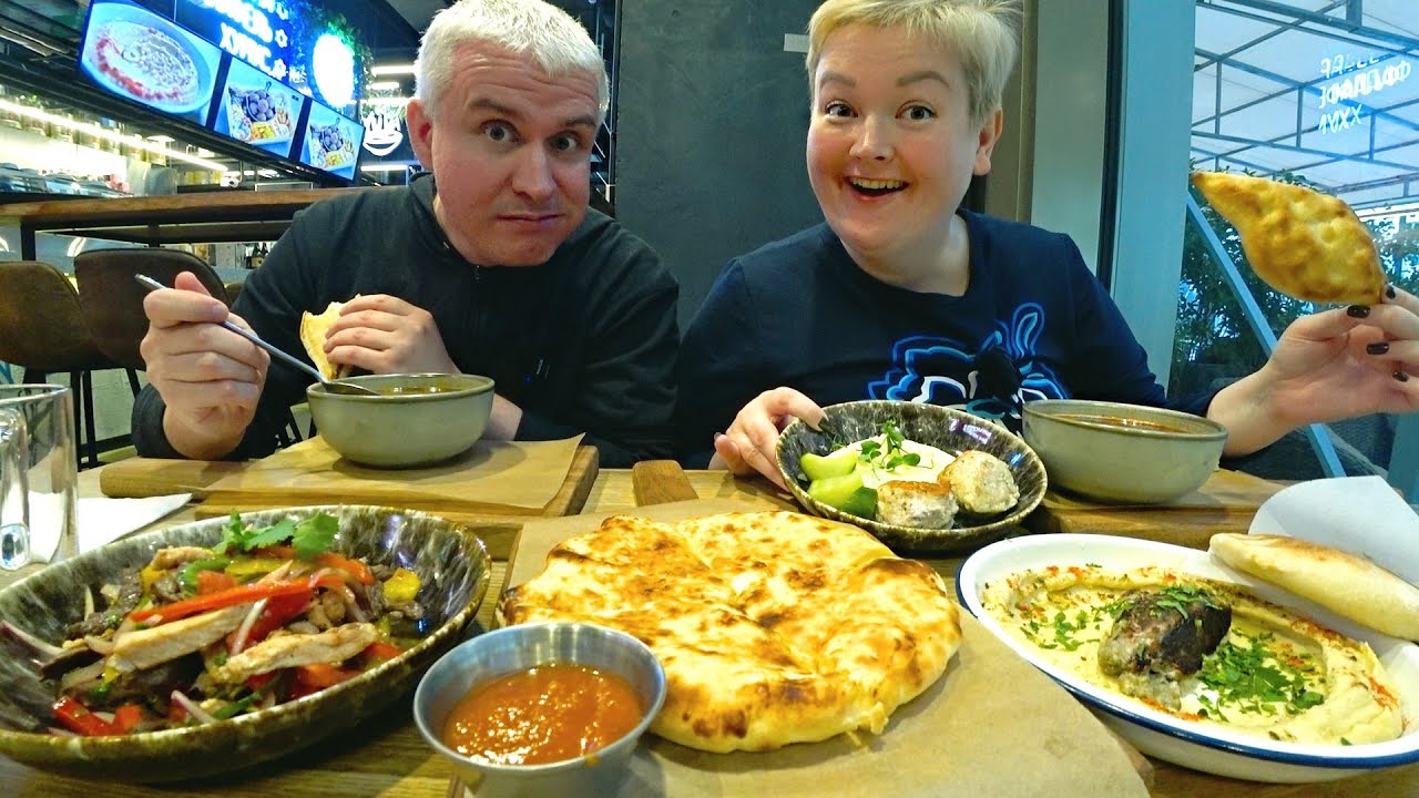 Мукбанг БАНКЕТ в последний вечер в Питере! ОБОЖРАЛИСЬ от пуза на ужин! Борщ, харчо, хумус люля кебаб