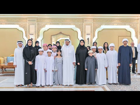 حاكم عجمان وولي عهده يستقبلان مجموعة من الأيتام وحفظة القرآن على مأدبة إفطار