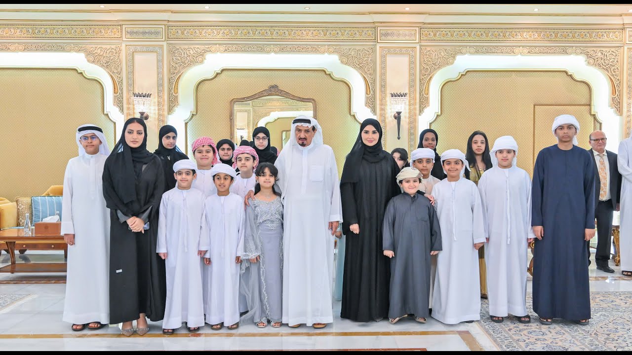 حاكم عجمان وولي عهده يستقبلان مجموعة من الأيتام وحفظة القرآن على مأدبة إفطار