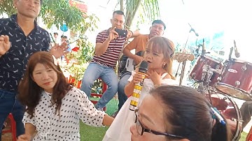 Huyền Hre hát đám cưới tại quê hương nhà