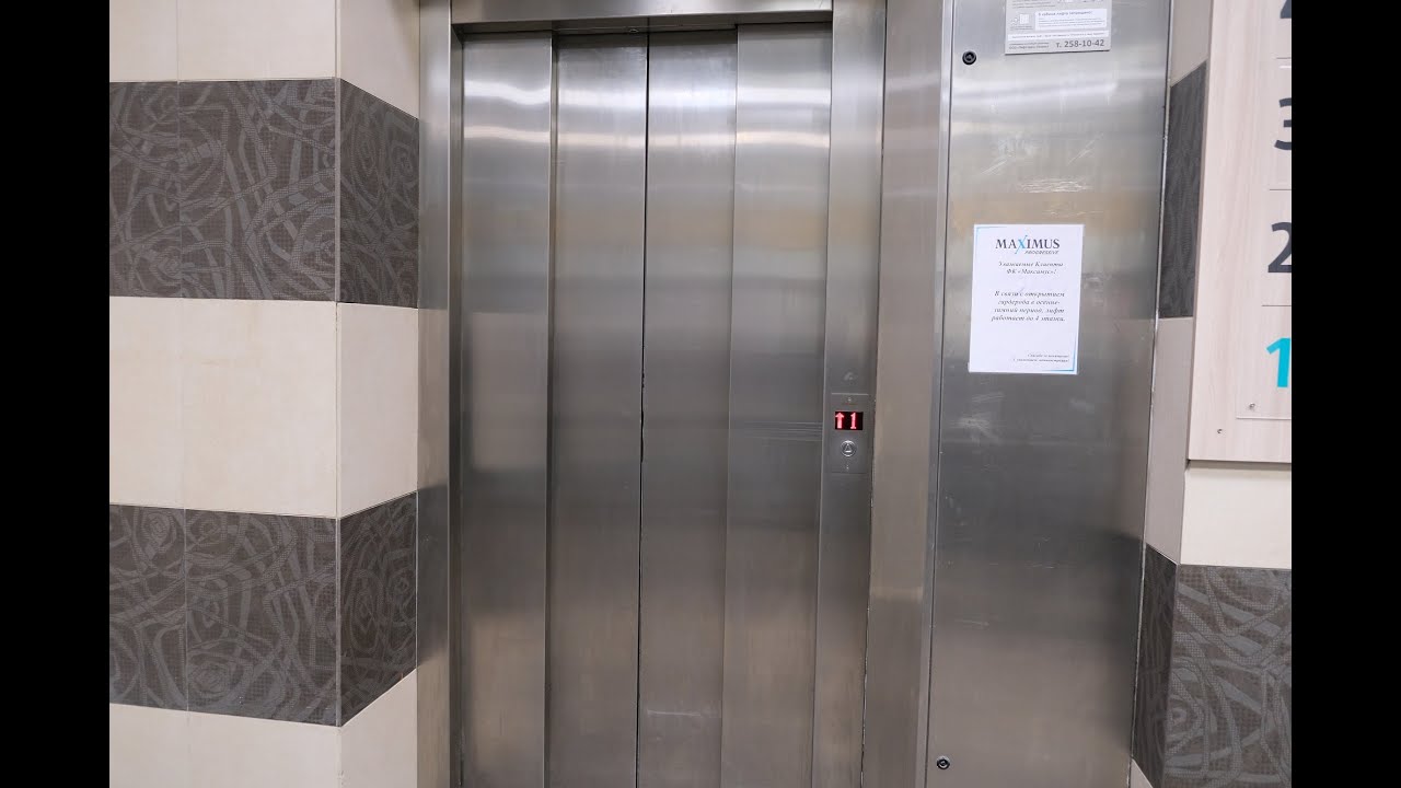 Лифты Kleeman с необычными дверьми в ТЦ Азино , 2011 г.в . Грузоподъемность 1000 кг.