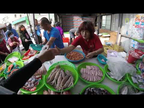 阿源突然想到今天有進螃蟹，叫後面把螃蟹端上來 台中大雅市場  海鮮叫賣哥阿源  Taiwan seafood auction