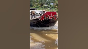 Ghe gỗ vượt Cống mạnh mẽ.