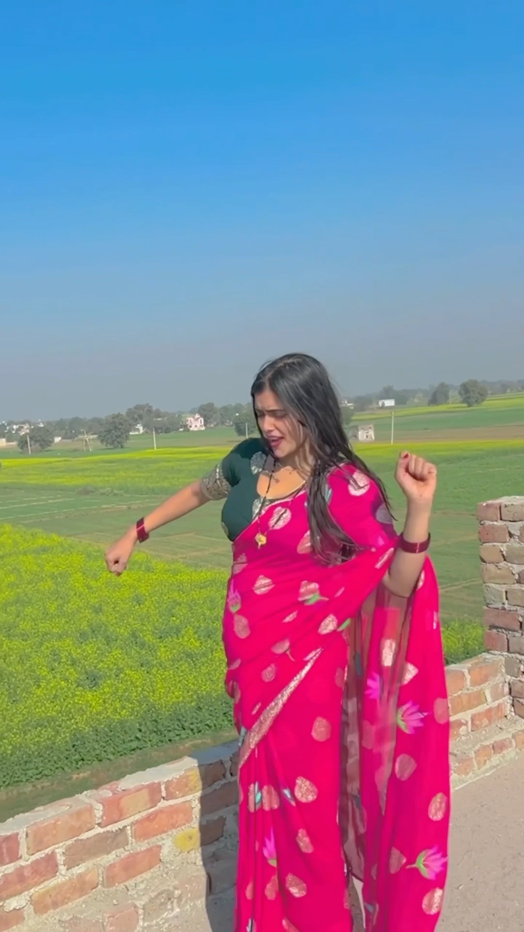 सुनके तेरे चूड़े की खनक #shorts #dance #trending #ytshorts