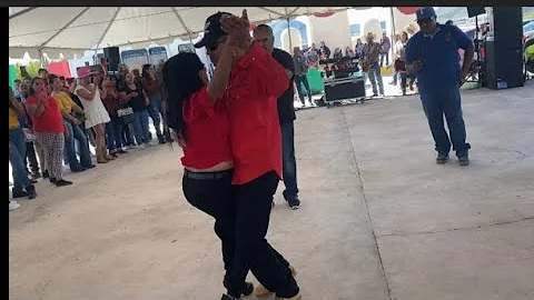 Por fin Elmer bailo con su amiga Erika