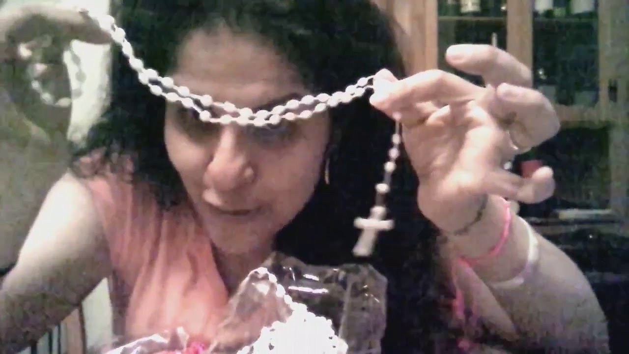 JMJ CRACOVIA: Recuerditos, pulseritas y cositas para intercambiar... - YouTube