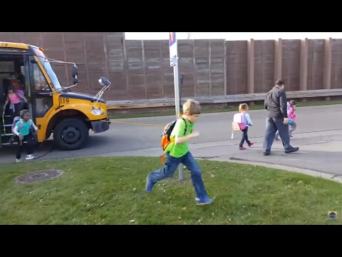 Видео: Колко места има в училищния автобус Bluebird?
