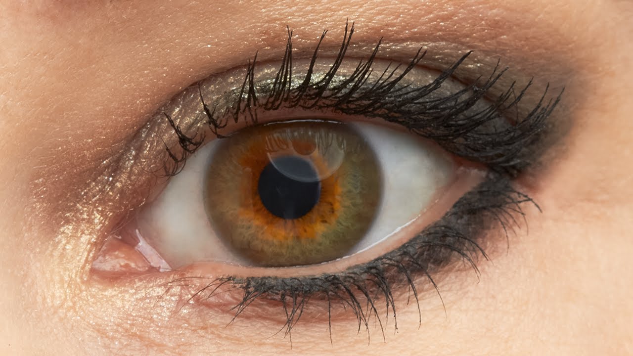 Softe Smokey-Eyes in Schwarz und Gold (einfach!)