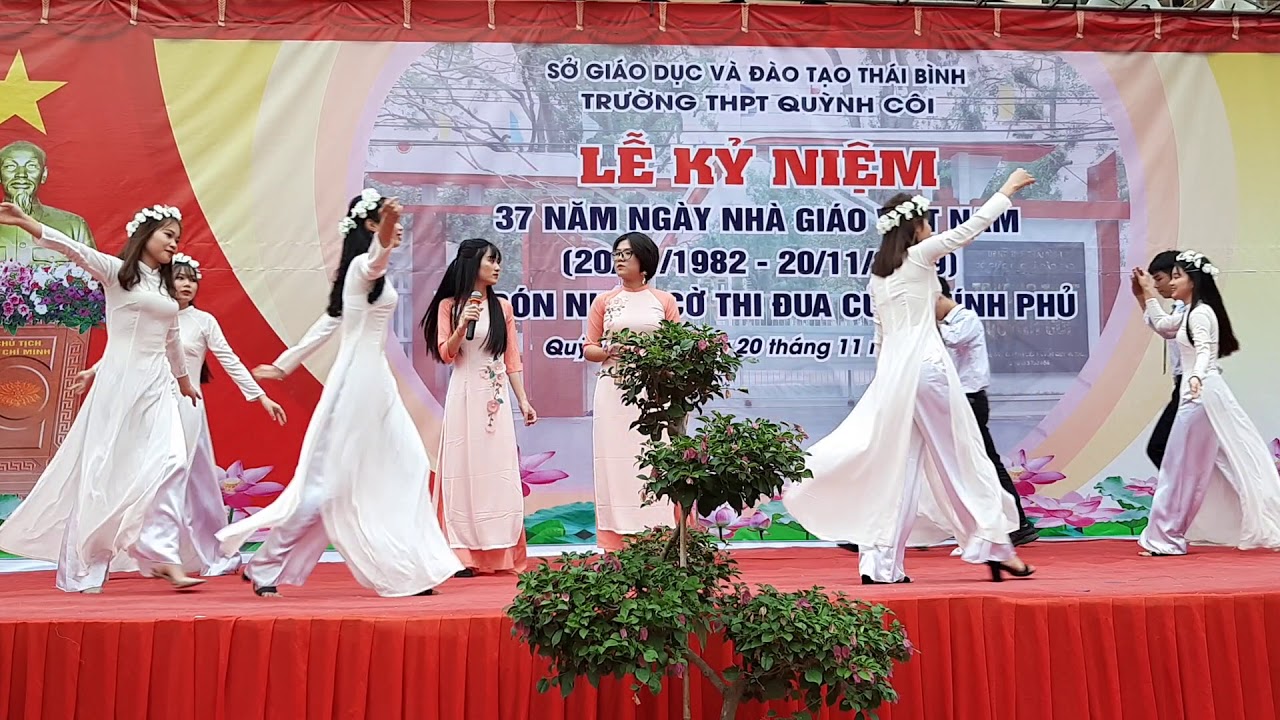 Tiết mục hát múa: NGƯỜI THẦY NĂM XƯA do các em học sinh lớp 11A2 và 12A4 biểu diễn