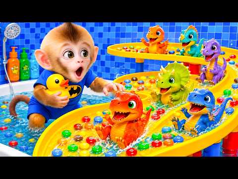 Macaquinho BONBON se diverte com dinossauros coloridos em um escorregador cheio de doces 🦖🍬