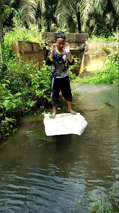 Orang sakti sholat diatas air