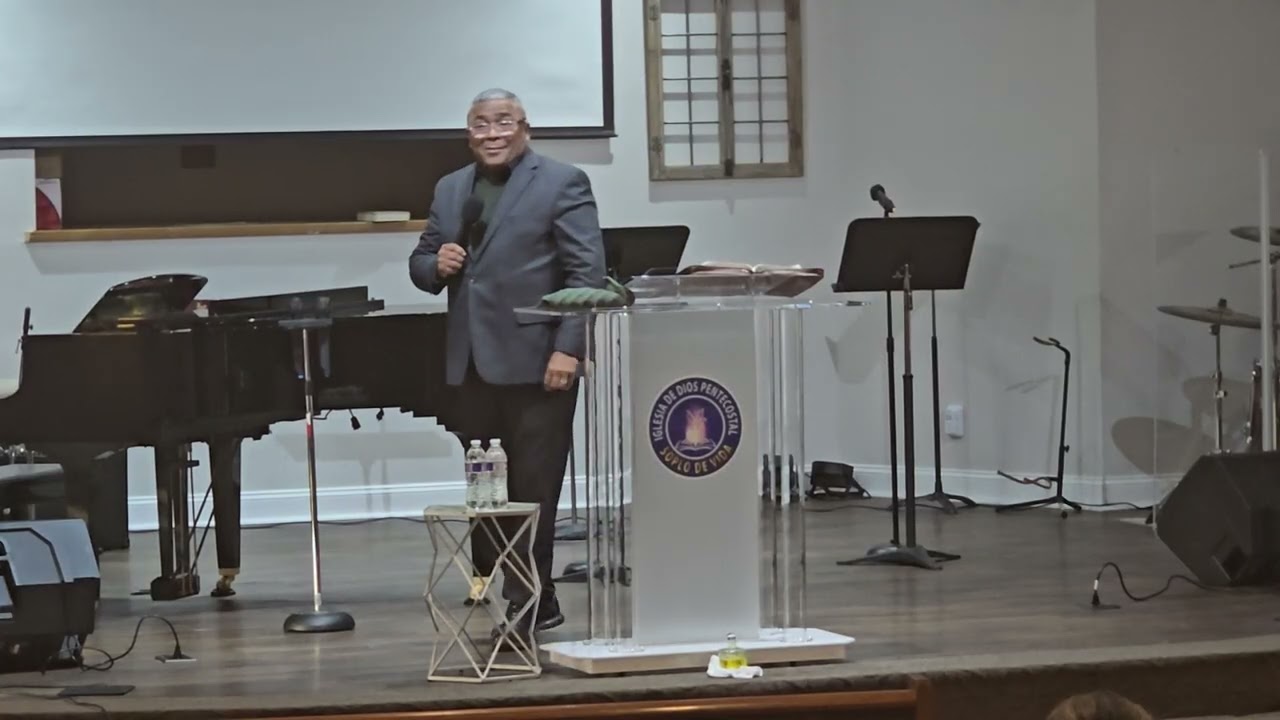 Pastor Juan Ramirez exortando a la iglesia