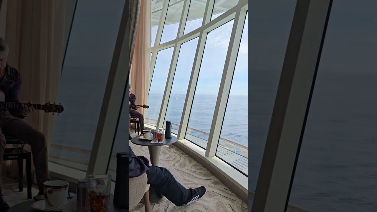 Star Princess Suite Lounge and Guitarist