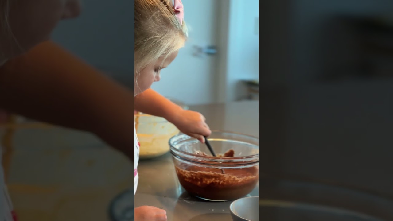 Маленькие дети смешивают ингредиенты для торта. Милое видео! 