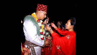 दुलहा दुलहीलाई दही खुवाउँदै