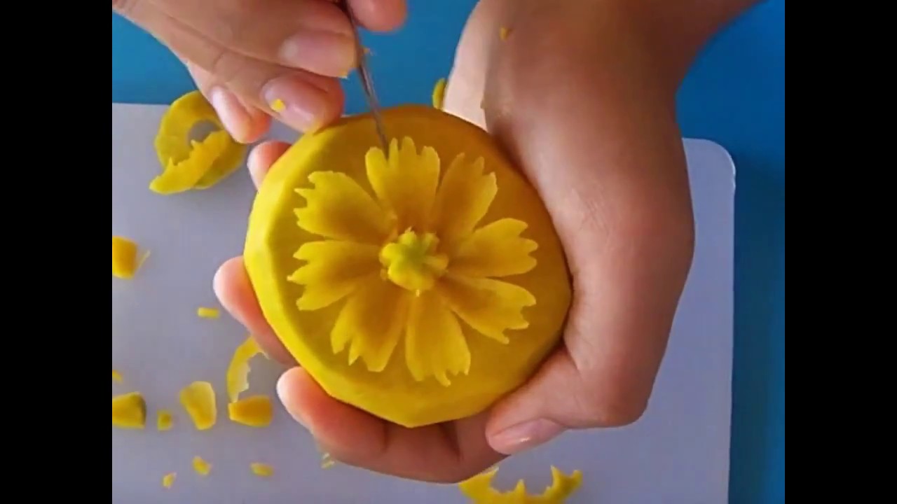 วิธีการแกะสลักฟักทองเป็นดอกบานชื่นและดอกดาวกระจาย